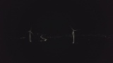 顶部无人机夜间俯瞰风力涡轮机高清在线视频素材下载