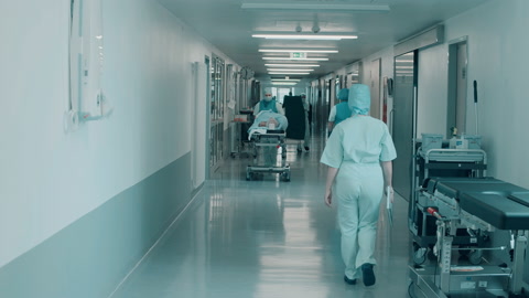 走在医院走廊的医护人员视频素材模板下载