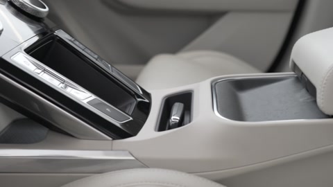 Jaguar I-PACE电动汽车的内饰为灰色