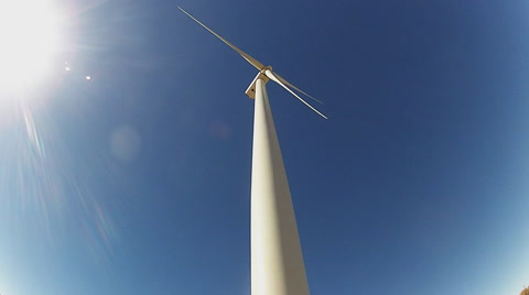 低角度电力发电风力涡轮机与太阳能视频素材模板下载