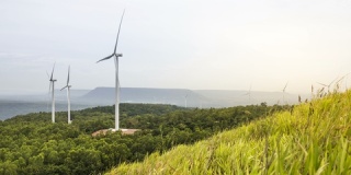 风电场涡轮机在山上的时间推移和刮风的美丽景观。