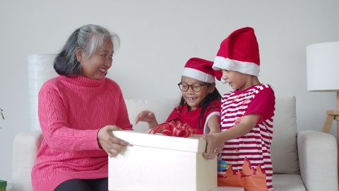 祖母和小孩开心地打开礼物视频素材模板下载