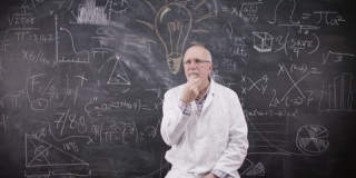 4K坐在黑板前用数学公式思考的人的肖像