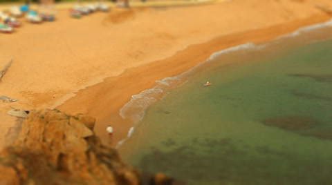 码头和沙滩 - 人们在沙滩上游泳 - 倾斜移轴（微缩效果）视频素材模板下载