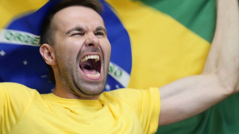 巴西球迷拿着巴西国旗慢动作庆祝视频素材模板下载