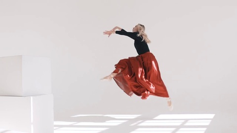 美丽的芭蕾舞女演员在白色背景上跳舞视频素材模板下载