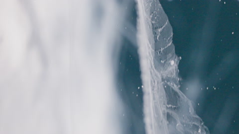 白色的线条在透明的冰中裂开详细观察深层冰川纹理