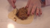 做蛋卷墨西哥卷饼的女人高清在线视频素材下载
