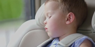汗水梦到婴儿睡在车内的汽车座椅上，男孩孩子打盹的脸