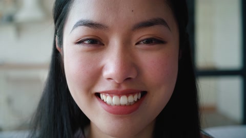 年轻亚洲女人露齿笑脸部特写镜头视频素材模板下载