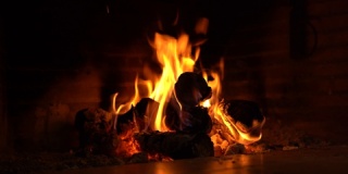 炉中火焰的透视镜头，用于烹饪和取暖的炉渣