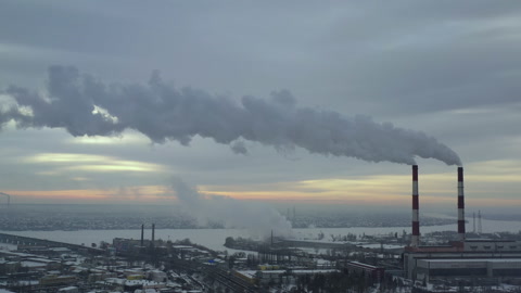 城市工业区，有害废气排放到大气中