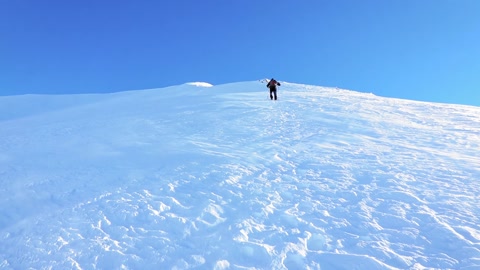攀登雪山的徒步旅行者