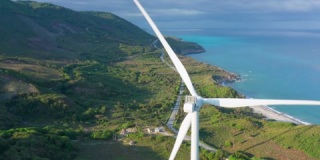 多米尼加共和国航空公司拉里马尔海岸附近旋转的风力涡轮机叶片