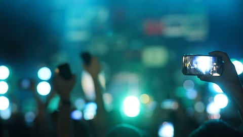 音乐会上的粉丝群拿着手机录像