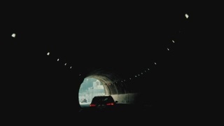 黑暗的隧道里有车辆和尽头处的光线 - Goldy视频素材模板下载