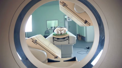 病人躺在核磁共振成像断层扫描仪上