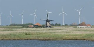 传统的荷兰风车后面的风力涡轮机
