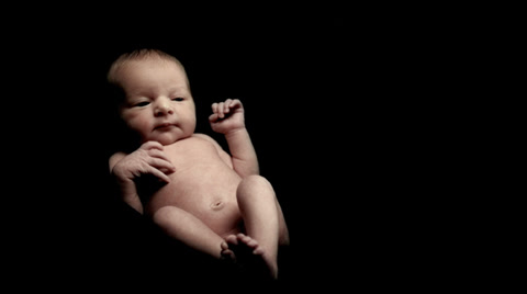赤裸裸的和平婴儿奠定和移动周围视频素材模板下载
