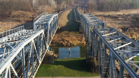 铁路金属桥上无人机的鸟瞰图