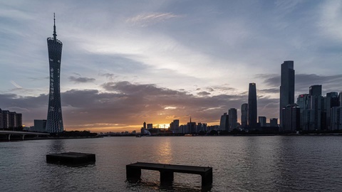 现代城市日落时间流逝，从白天到夜晚，在广州，中国