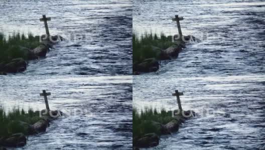 流水旁的木十字架高清在线视频素材下载