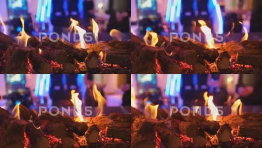 现代壁炉中火焰的特写镜头，燃烧的柴火在室内高清在线视频素材下载