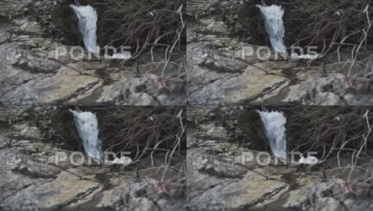 前景中流淌着岩石的小瀑布。4K北爱尔兰。高清在线视频素材下载