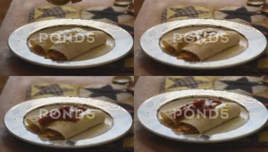 烹饪手持墨西哥卷饼萨尔萨高清在线视频素材下载