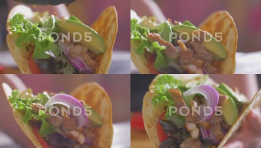 准备墨西哥卷饼食品将食材放入玉米饼中高清在线视频素材下载