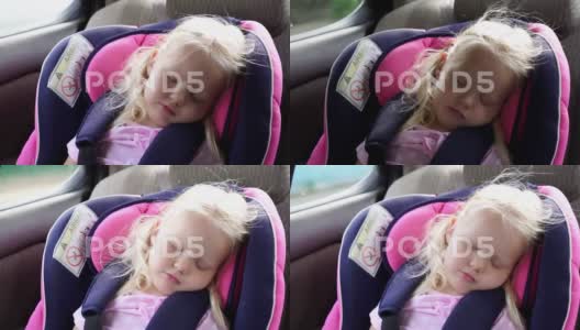 睡在婴儿汽车座椅上的小女孩。高清在线视频素材下载