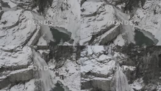 4K拍摄的覆盖着雪的森林中的小瀑布高清在线视频素材下载