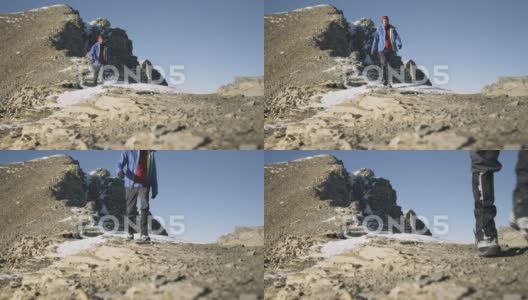 一个人在山顶沿着山脊走高清在线视频素材下载