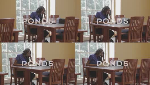 黑人女大学生在图书馆学习高清在线视频素材下载