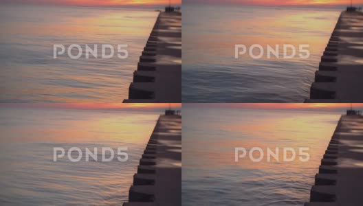 日落时分，密歇根湖码头边上非常平静的水高清在线视频素材下载