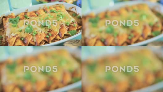 自制鸡肉卷饼，用大葱和香菜装饰 高清在线视频素材下载