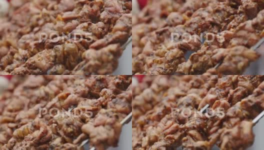 街头食品市场烤架上旋转的鸡肉串高清在线视频素材下载