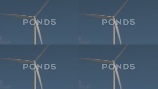 一个大型现代风力发电机近距离拍摄，它旋转并产生能量高清在线视频素材下载
