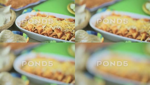 自制鸡肉卷饼，用大葱和香菜装饰 高清在线视频素材下载