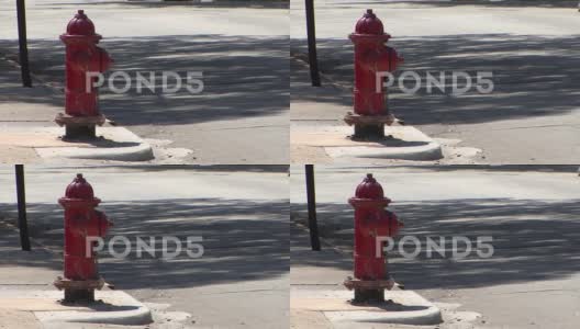 阳光明媚的日子里，街道拐角处的消防栓。高清在线视频素材下载