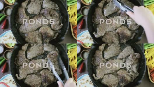 逐步操作：在铸铁煎锅中煎炸牛腩肉，制作墨西哥炒牛肉卷饼高清在线视频素材下载