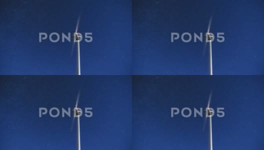 夜空星星背景下的风力涡轮机高清在线视频素材下载