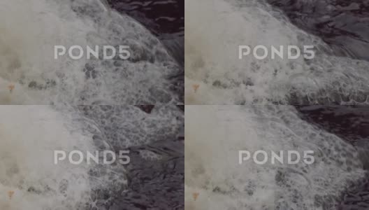 河面上的白色泡沫特写高清在线视频素材下载