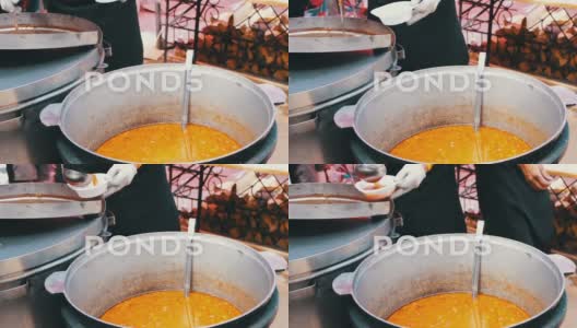 一大碗热汤，是为人们准备的街头小吃、快餐、小吃高清在线视频素材下载
