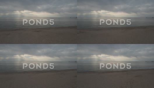 美丽的日落银滩有限的阳光光线突破云高清在线视频素材下载