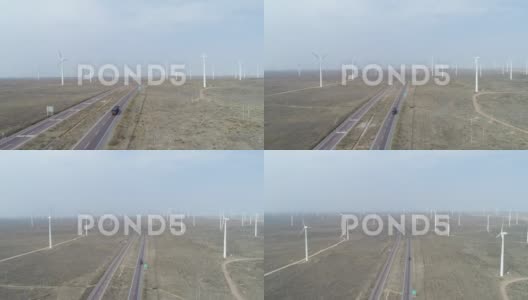 戈壁沙漠的公路、卡车和风力涡轮机高清在线视频素材下载