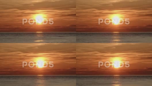 中等速度的时间流逝，太阳在密歇根湖上空的云层后落山高清在线视频素材下载