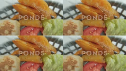 塑料篮子里的辣猪肉卷饼和莴苣高清在线视频素材下载