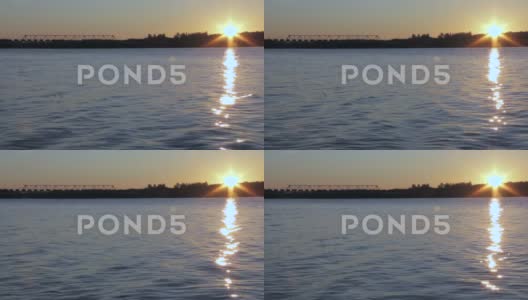 早晨日出，炙热的阳光洒在沉睡的河面上高清在线视频素材下载