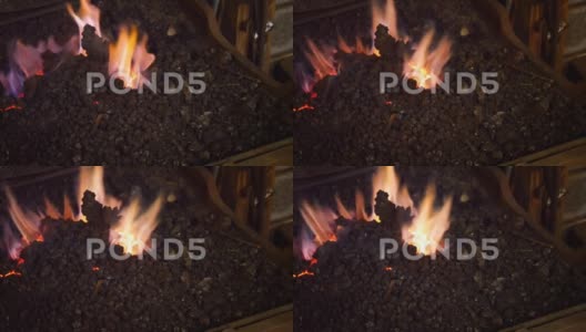 铁匠铺中火烧煤高清在线视频素材下载